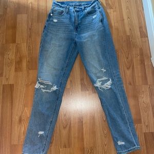 Light wash American eagle mom jeans!